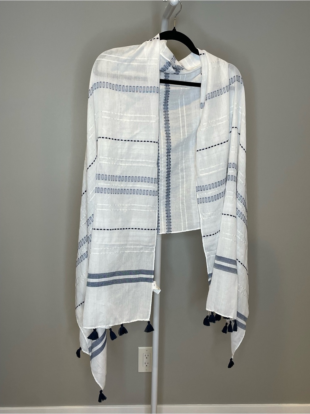 Lightweight White & Navy Weaved Striped Scarf Wrap w Tassels